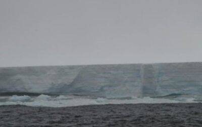 Появились кадры айсберга, отколовшегося от шельфового ледника Антарктиды