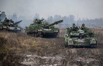 Видеофакт: Экипаж украинского танка уничтожает позицию российской пехоты