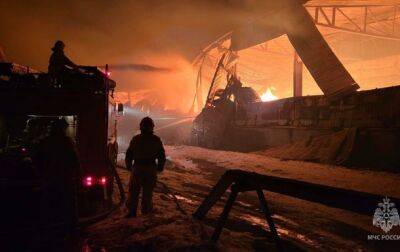 В России горит ангар на 1600 "квадратах"