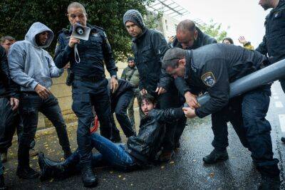 Демонстранты «живой цепью» перекрыли проезд к министерствам в Иерусалиме