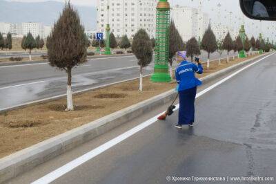 В Ашхабаде чистят территорию и обновляют дорожную разметку вокруг мечети «Hezreti Omar»