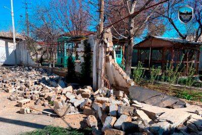 В Ташкенте из-за сильного дождя обрушился забор дома престарелых. Видео