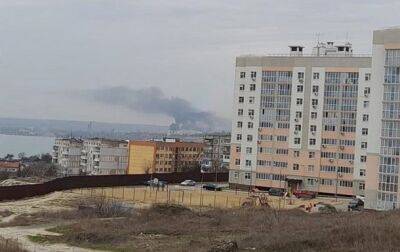 В Керчи вспыхнул пожар на территории бывшего комбината - соцсети
