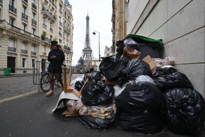 Париж погряз в отходах из-за забастовок коммунальщиков против пенсионной реформы
