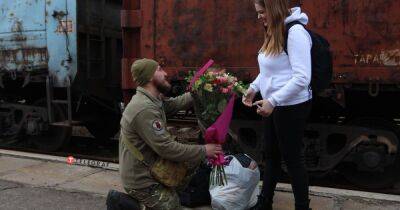 Волнующий момент: солдат ВСУ сделал предложение на вокзале в Краматорске (видео)