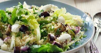 Для тех, кто питается правильно: салат с кускусом, овощами и сыром фета
