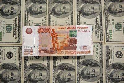 Доллар поднялся выше 77 рублей впервые с 20 апреля