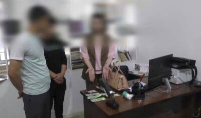 В Самарканде задержана женщина, вымогавшая 1000 долларов за смену фамилии и имени ребенка для отправки в США