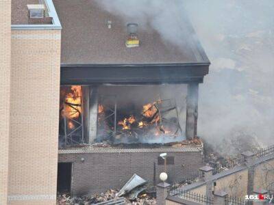 В результате пожара в здании ФСБ в российском Ростове-на-Дону есть погибший, жителей соседних домов эвакуируют