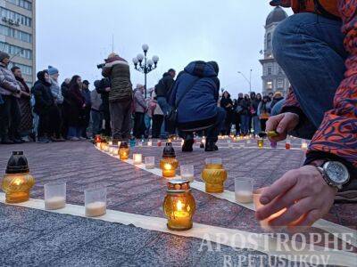 Удар по Драмтеатру в Мариуполе – киевляне и гости столицы почтили память жертв, фото