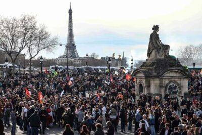 "Чувствую себя обманутым": тысячи людей протестуют против навязанной Макроном пенсионной реформы во Франции