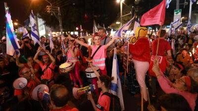 День протеста завершается: тысячи на факельном шествии в Тель-Авиве