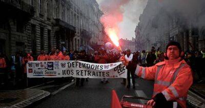 Горящие автомобили и стычки с полицией: в Париже проходят массовые протесты (видео)