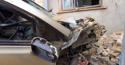 Припаркованные авто подлетели в воздух: россияне ударили по больнице