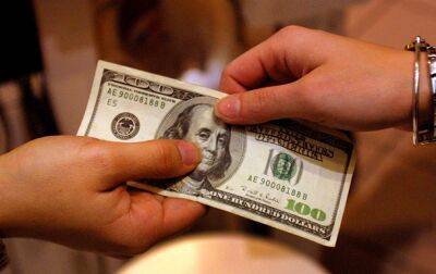 В украинских обменниках дорожает доллар