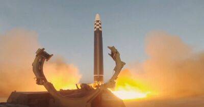 "В присутствии уважаемого товарища Кима": в КНДР показали пуск массивной ракеты (видео)