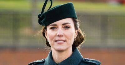 Кейт Миддлтон в роскошном пальто и шляпке посетила ирландских гвардейцев