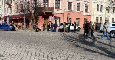 В Черновцах мужчина явился в суд с гранатой: уже сдал оружие