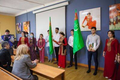 От учащихся за рубежом туркменских студентов требуют ходатайство от вуза, чтобы продлить паспорт