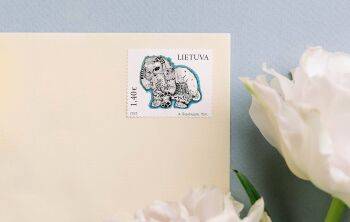В Литве тринадцатилетняя девочка создала почтовую марку со своим любимым питомцем - obzor.lt - Литва