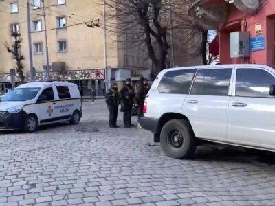 В Черновцах мужчина пытался пронести гранату в зал суда, где слушали дело его сына – полиция