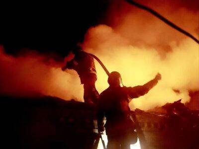 В Новомосковске продолжают гореть нефтепродукты после ночной атаки российских дронов, пожар локализовали