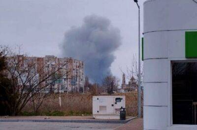 У оккупантов очень жарко: в Каховку заглянула мощная "бавовна", дым до самого неба – видео