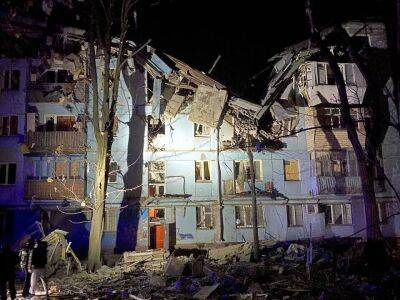 Оккупанты нанесли удар по многоэтажному дому в Запорожье, разрушено три этажа