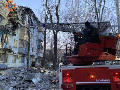 Ракетный удар по Запорожью. Разрушен подъезд пятиэтажки, двое погибших, девять спасенных, среди них беременная – ГСЧС