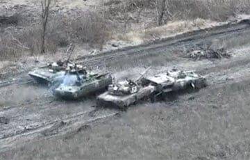 Хаос и взрывы: Россия потеряла 130 танков и БТР при штурме Угледара