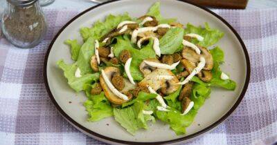 Постный Цезарь. Как приготовить популярный салат с грибами