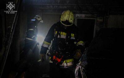 Спасатели потушили пожар на СТО в Киеве