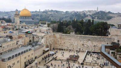 Двое израильтян арестованы по подозрению в продаже камней из Стены плача