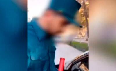 В Узбекистане посадили на 15 суток двух молодых парней, снявших шуточный ролик с сотрудником ДПС, который берет взятки