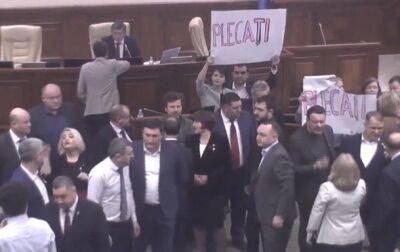 Парламент Молдовы со скандалом проголосовал за новое название госязыка