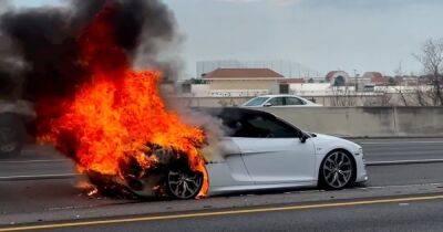 Редкий суперкар Audi сгорел дотла на ровном месте (видео)