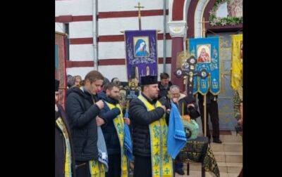 Священик УПЦ МП не відчинив церкву: загиблого героя відспівали під зачиненою брамою