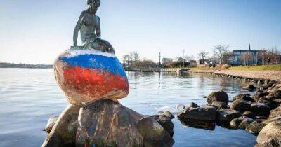 В Дании статую Русалочки разрисовали в цвета флага РФ (фото)