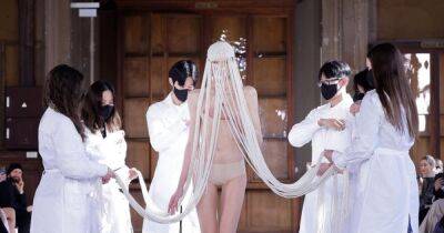 Корейский бренд Kimhekim рассыпал жемчуг перед зрителями на модном показе