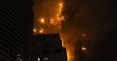 В Гонконге с ночи горит недостроенный небоскреб, есть пострадавшие (фото, видео)