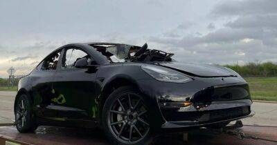 Электромобиль Tesla загорелся на ровном месте во время движения (фото, видео)