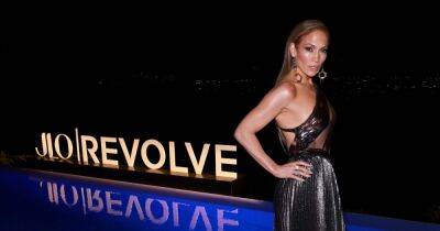 Дженнифер Лопес вышла в свет в откровенном вечернем платье (фото)