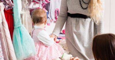 Мать-одиночка живет впроголодь ради покупки нарядов от Louis Vuitton для 7-месячной дочери