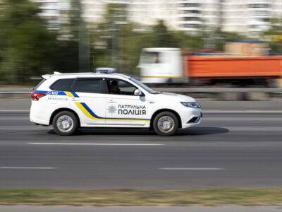 "Ты меня остановил? Ты дурак? – Вы убегали от нас!" Полиция опубликовала видео погони в Киевской области за водителем, который ехал на скорости 140 км/ч