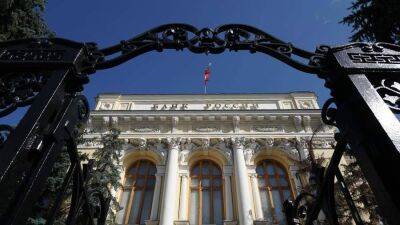 ЦБ обязал банки использовать российские сервисы по внутренним переводам