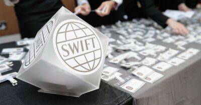 "Только отечественные сервисы": в РФ назвали дату полного отказа от SWIFT