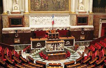 В парламенте Франции провалились обе попытки отставить правительство