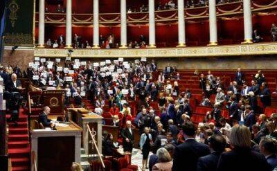 В парламенте Франции провалились обе попытки отставить правительство