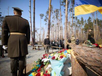 "Село, ставшее местом большого подвига". Зеленский почтил память защитников, погибших во время битвы за Мощун Киевской области