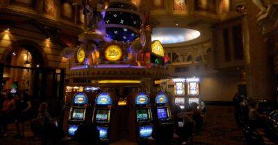 Cорвали по джекпоту: двое мужчин за ночь опустошили казино в США
